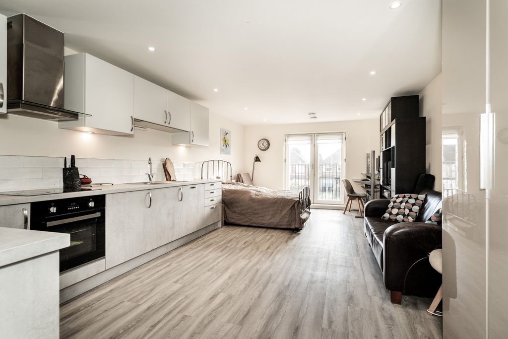 Property photo 2 of 8 Flat 5, 365 Milton Road, Cambridge.Jpg