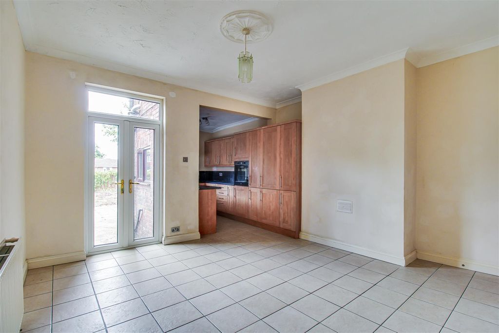 Property photo 3 of 10 Sitting/Dining Room