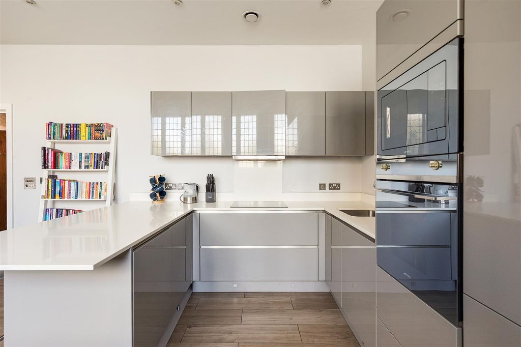 Property photo 3 of 30 Cranbrook Road, Ig1