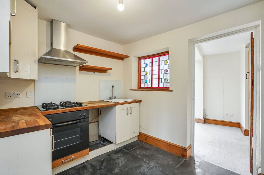 Property photo 3 of 9 Kitchen