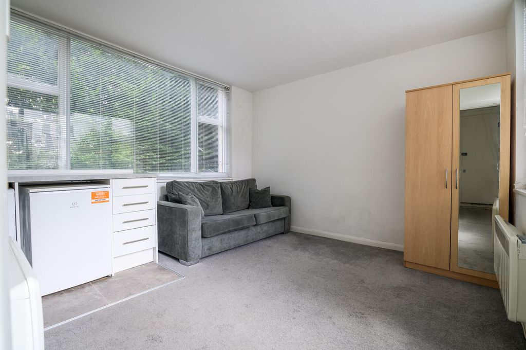Property photo 1 of 16 Psq - 27, 24 Pembridge Square, W2-3.Jpg