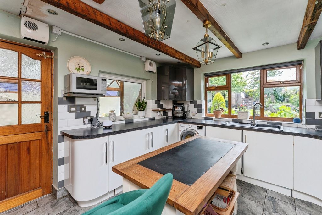 Property photo 3 of 17 Kitchen