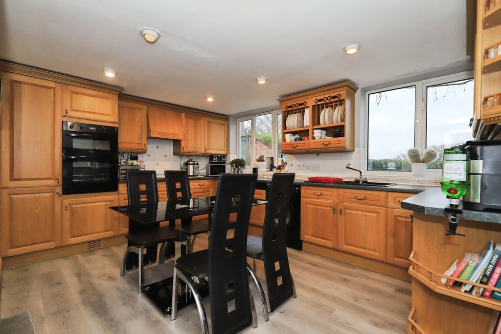 Property photo 3 of 19 Breakfast Kitchen