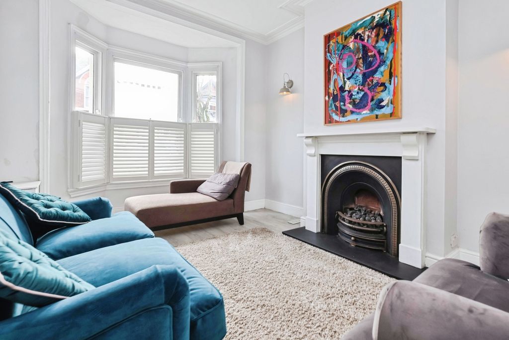 Property photo 2 of 20 Front Room