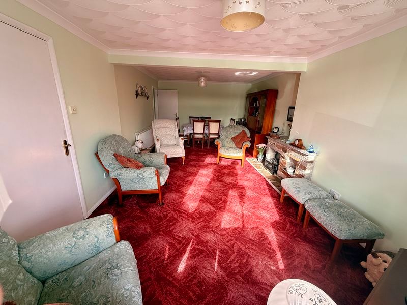 Property photo 3 of 10 Lounge/Dining Area