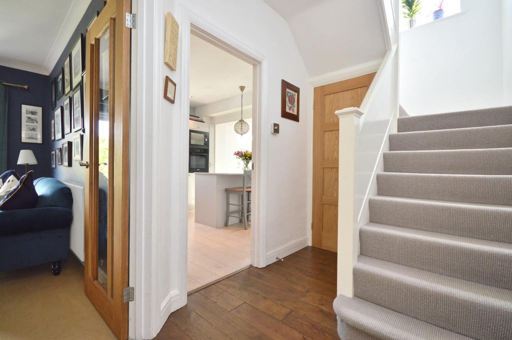 Property photo 2 of 30 Entrance Hall