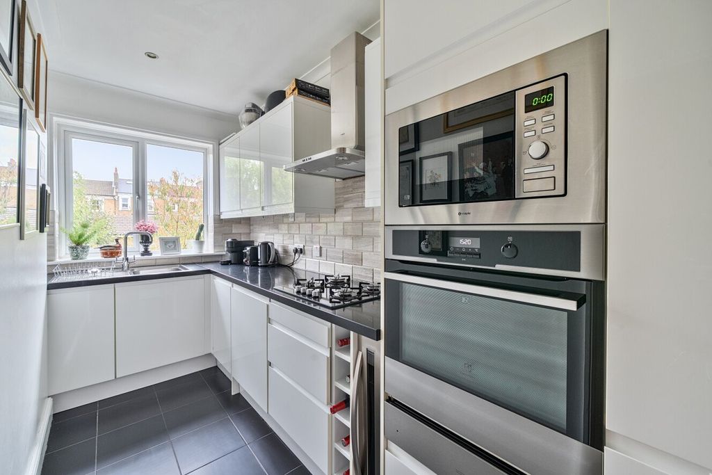 Property photo 3 of 8 Picture No. 18