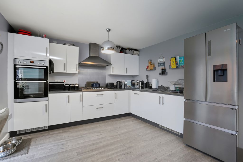 Property photo 2 of 16 Hillcrestdrive009