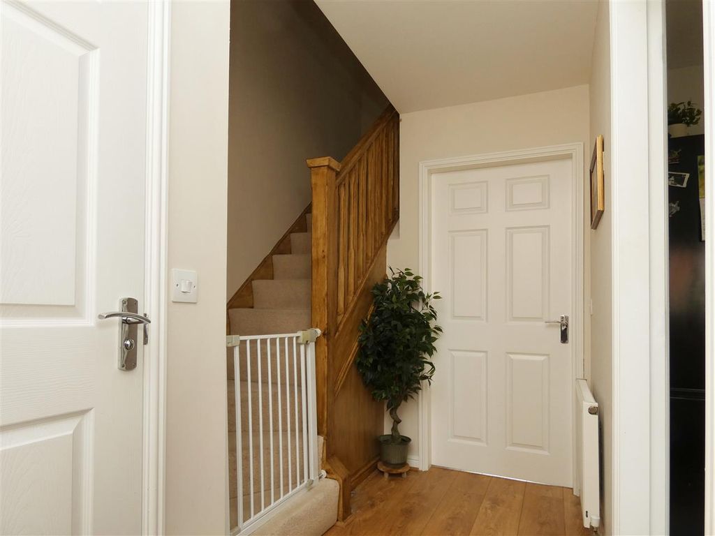 Property photo 3 of 18 Entrance Hall