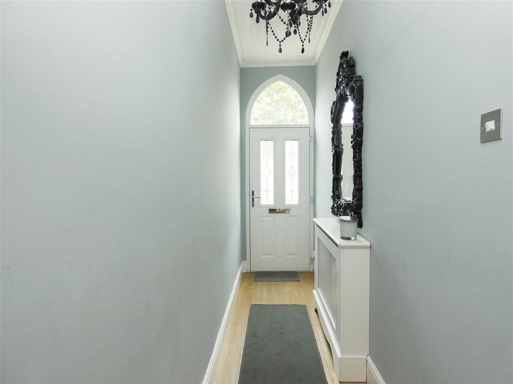 Property photo 3 of 21 Entrance Hall