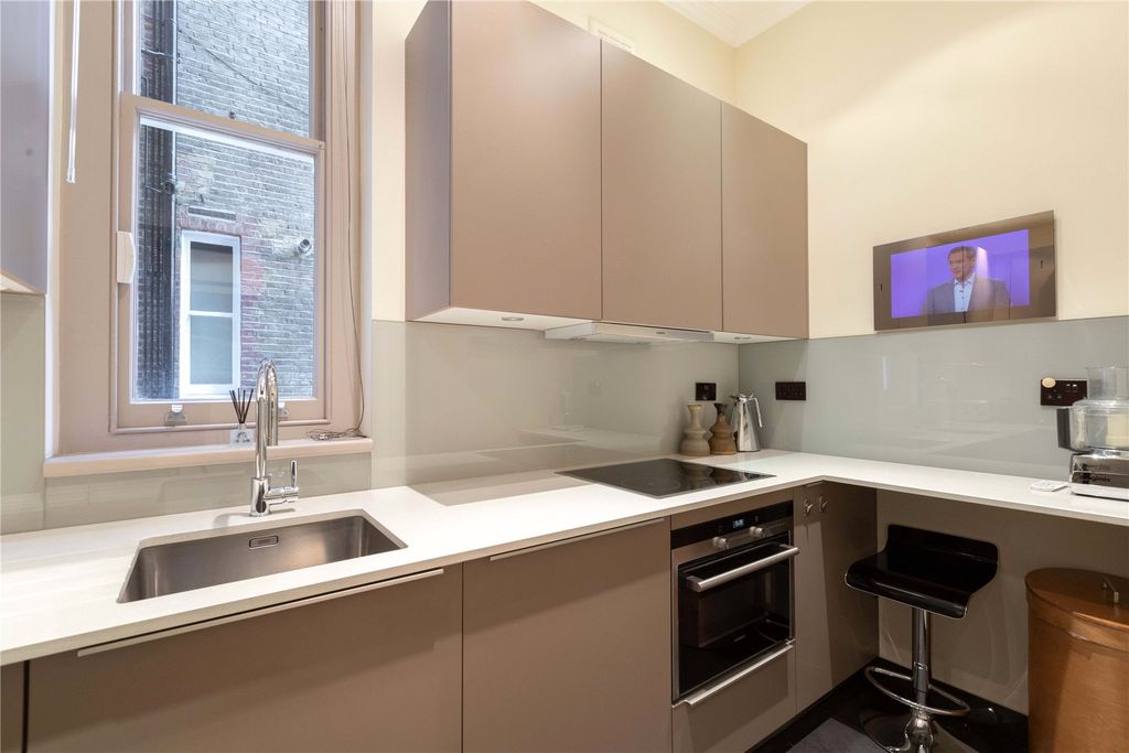 Property photo 2 of 10 Kitchen