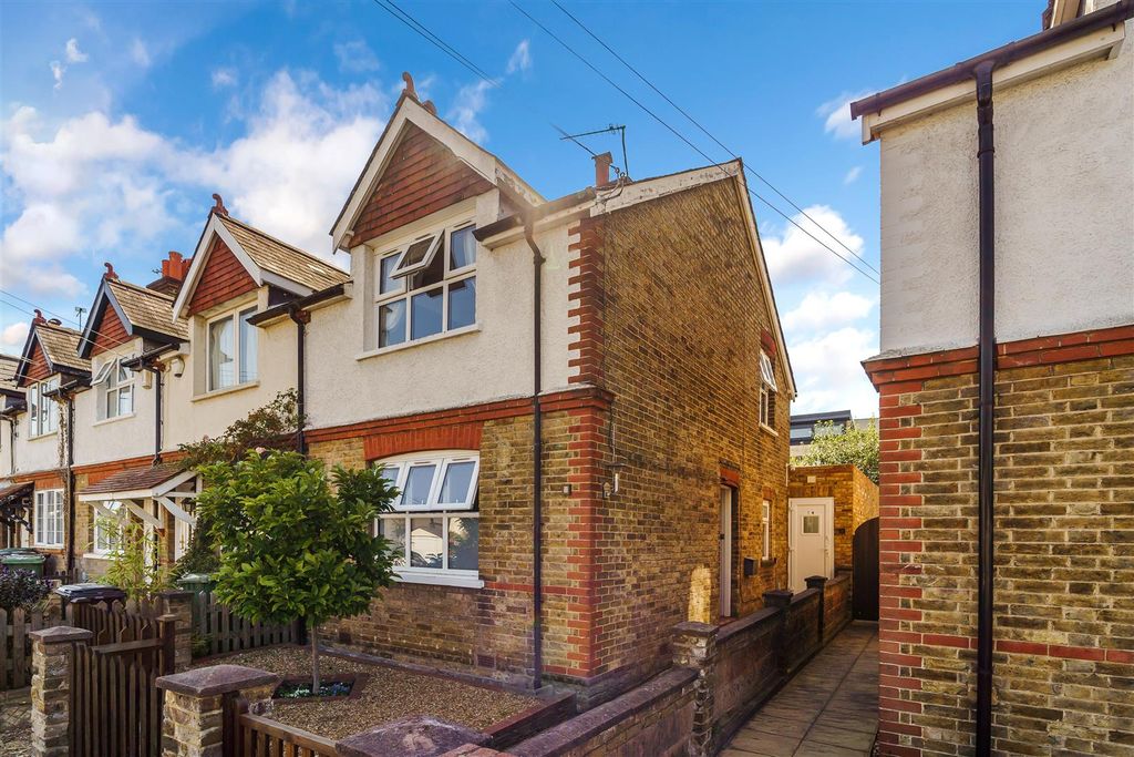 Property photo 1 of 16 Middle Lane