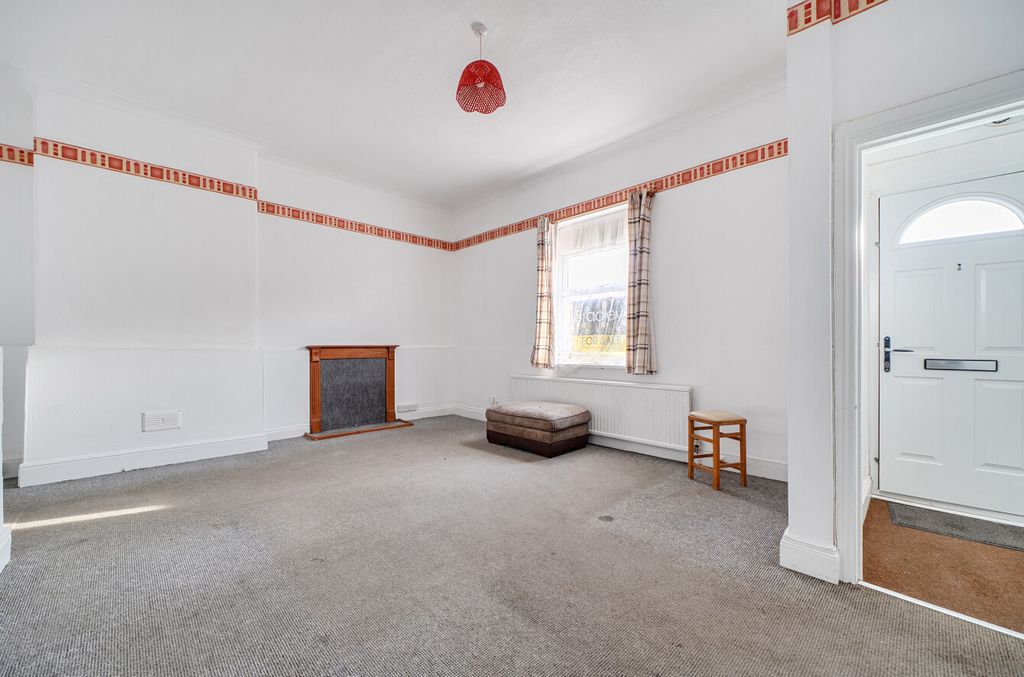 Property photo 2 of 12 Lounge