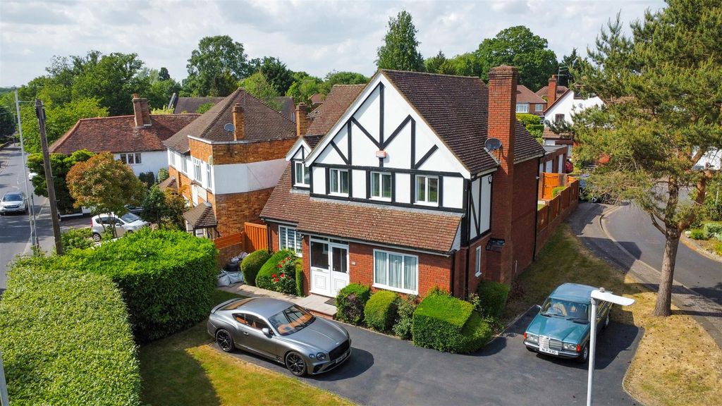 Property photo 1 of 17 Robarts Close