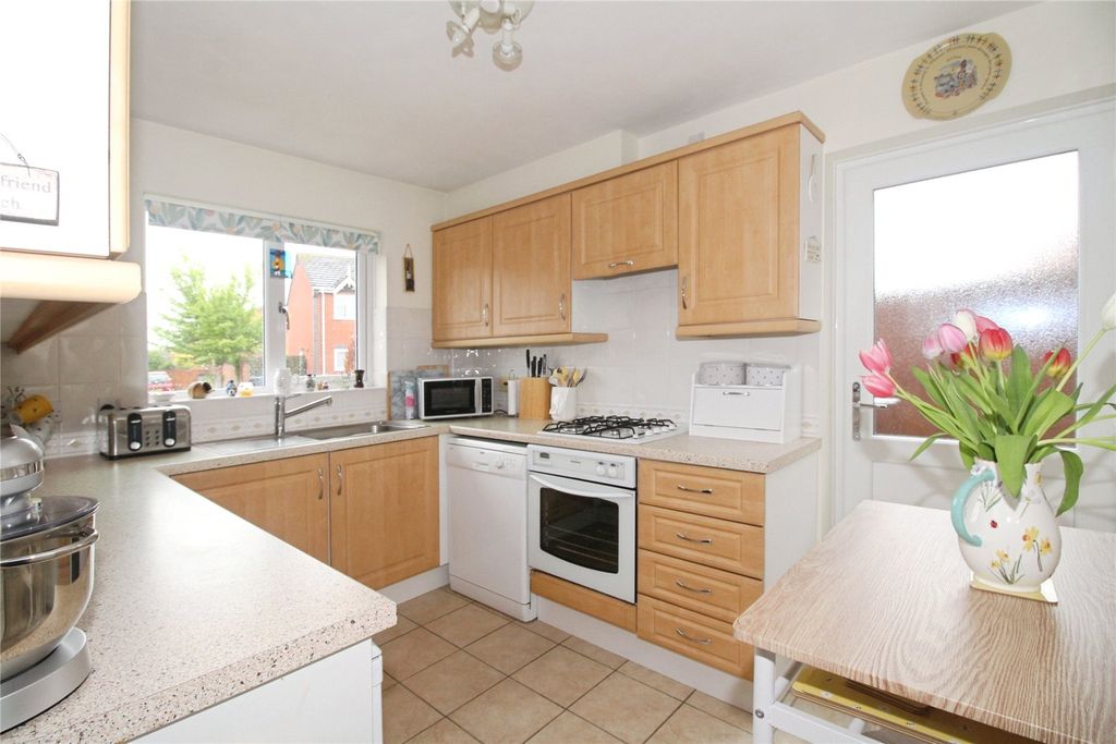 Property photo 2 of 12 Fitted Kitchen