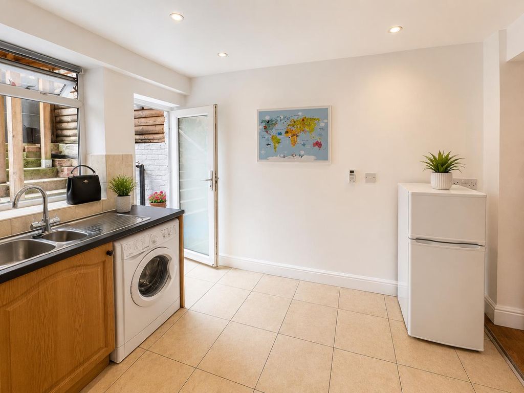 Property photo 3 of 11 Kitchen