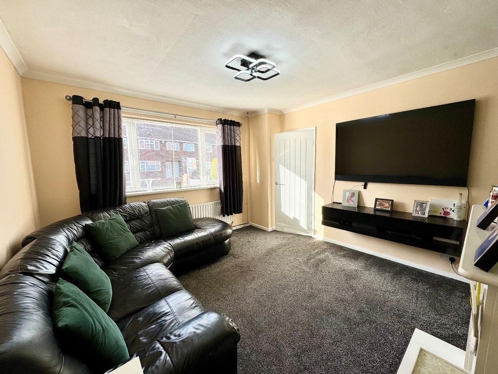 Property photo 3 of 11 Lounge