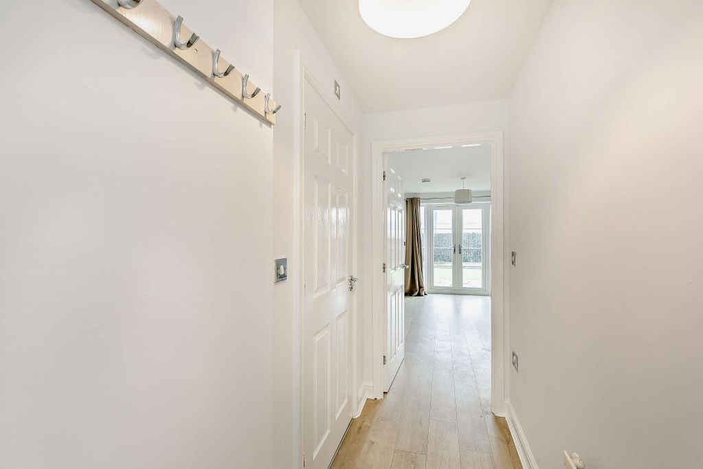 Property photo 2 of 17 Hall Way