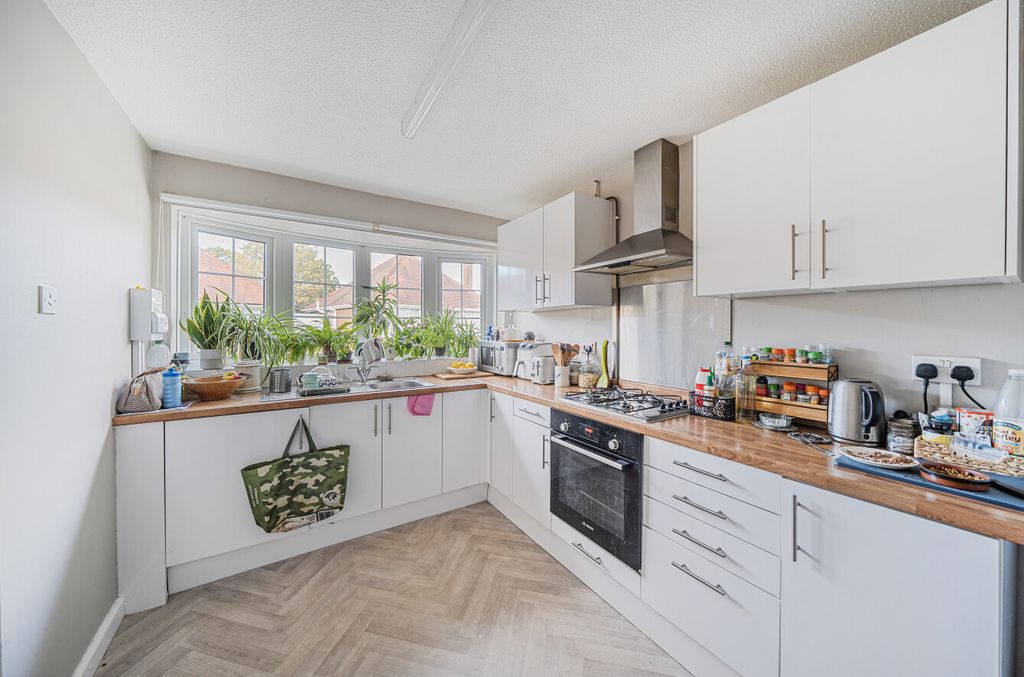 Property photo 3 of 8 1357858-26-68d2d8...