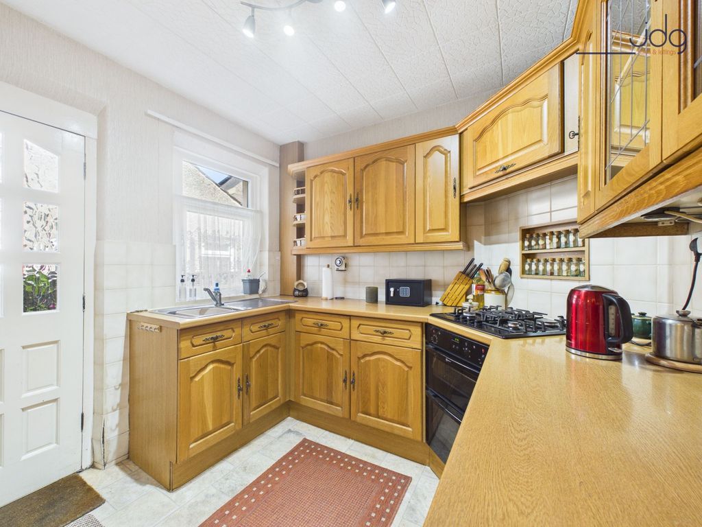 Property photo 2 of 11 Kitchen