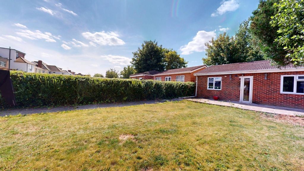 Property photo 2 of 15 A Spacious And Well-Maintained Garden Area With Lu...