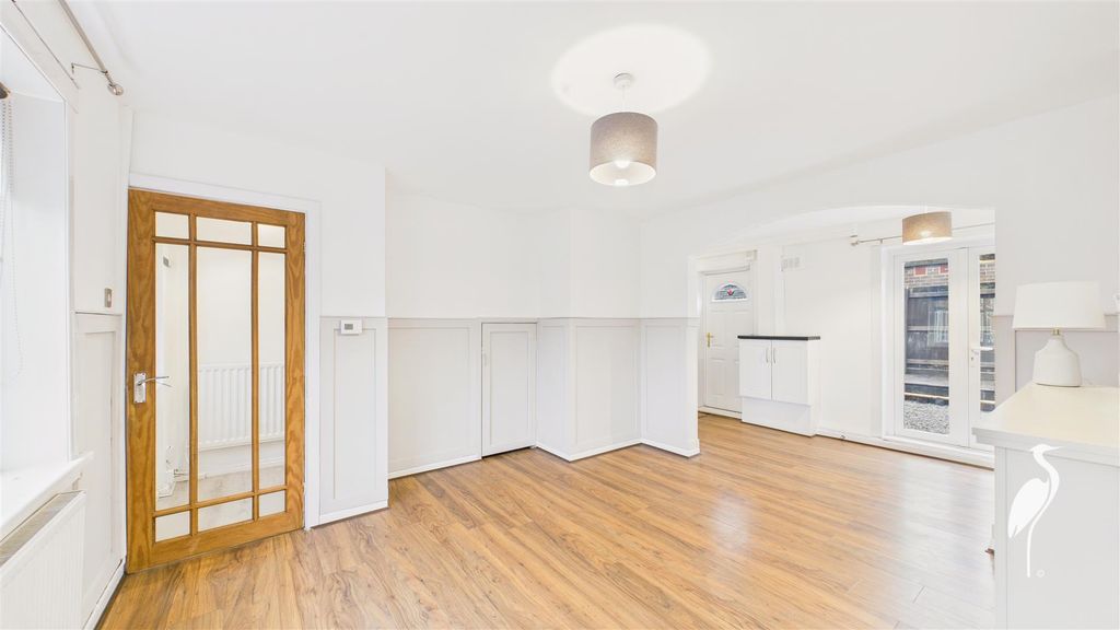 Property photo 3 of 16 Lounge