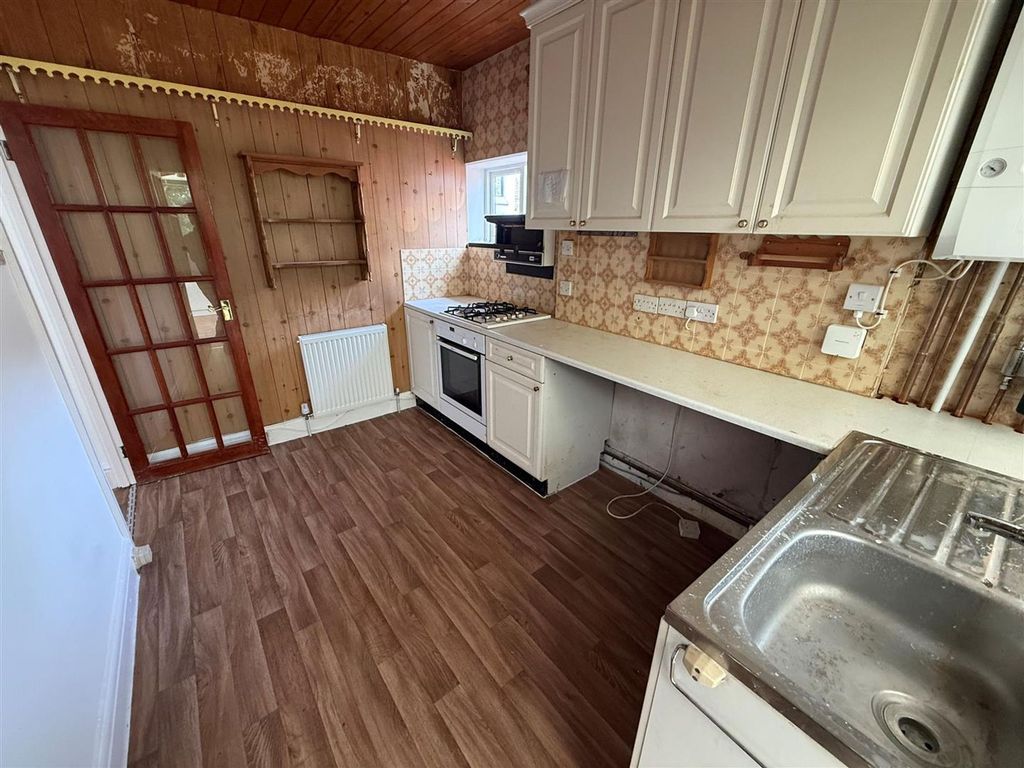 Property photo 3 of 6 Kitchen