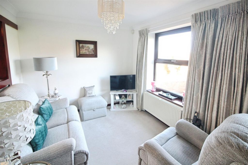 Property photo 2 of 13 Lounge