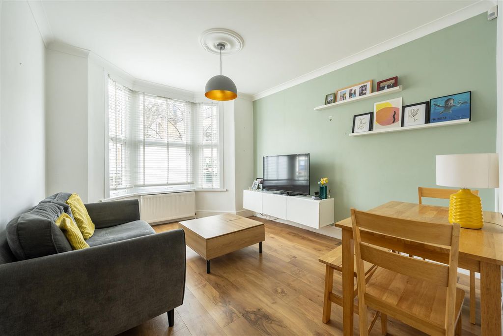 Property photo 2 of 20 Buckland Road, E10