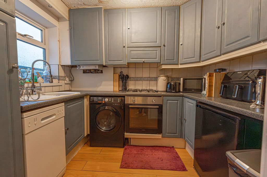 Property photo 2 of 28