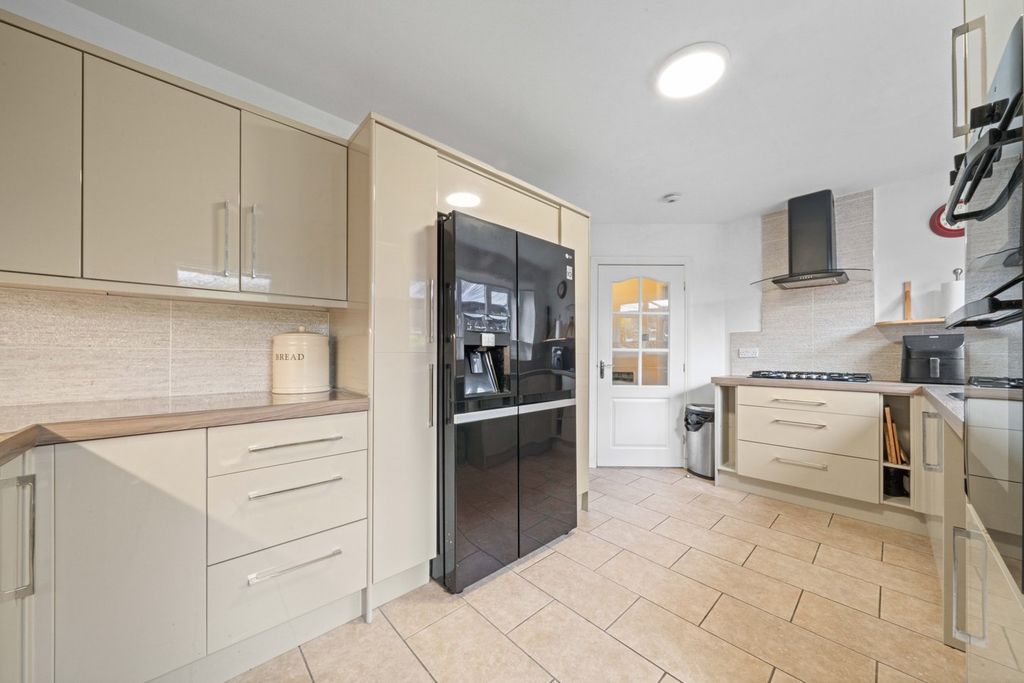 Property photo 2 of 32
