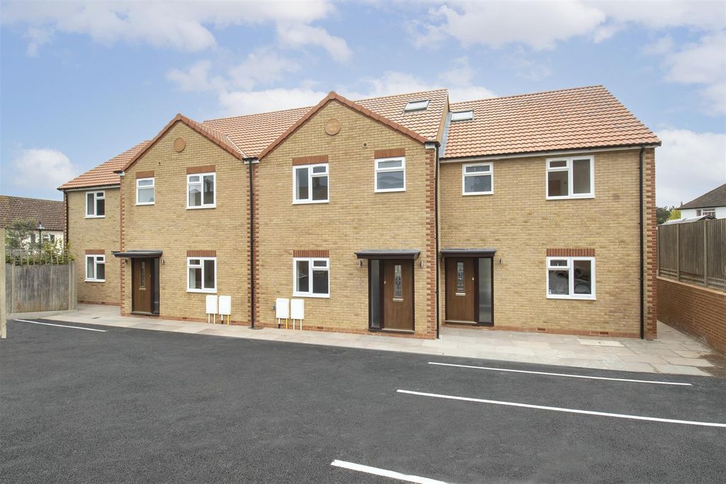 Property photo 1 of 16 Grantham Green