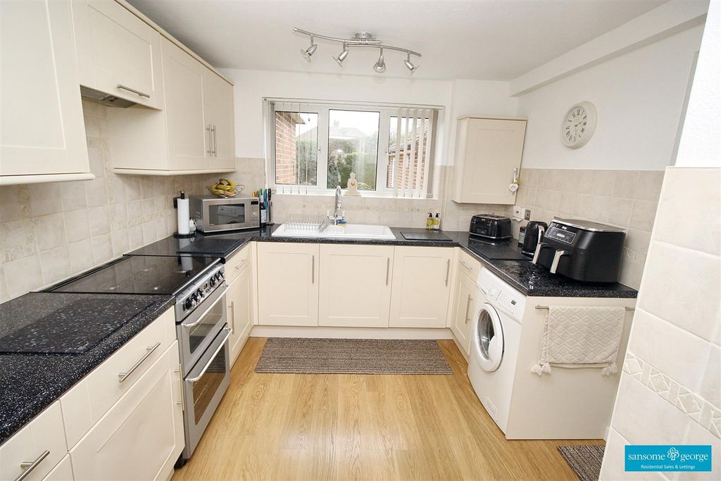 Property photo 3 of 19 Kitchen