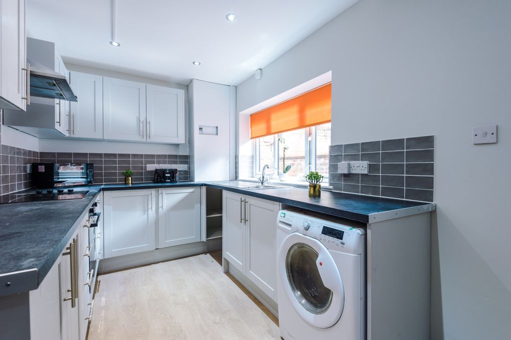 Property photo 3 of 18 50 Derby Grove, Kitchen 2