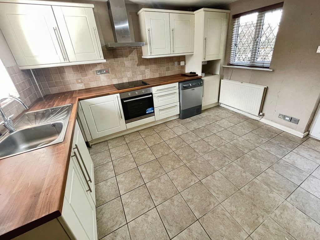 Property photo 2 of 11 Kitchen