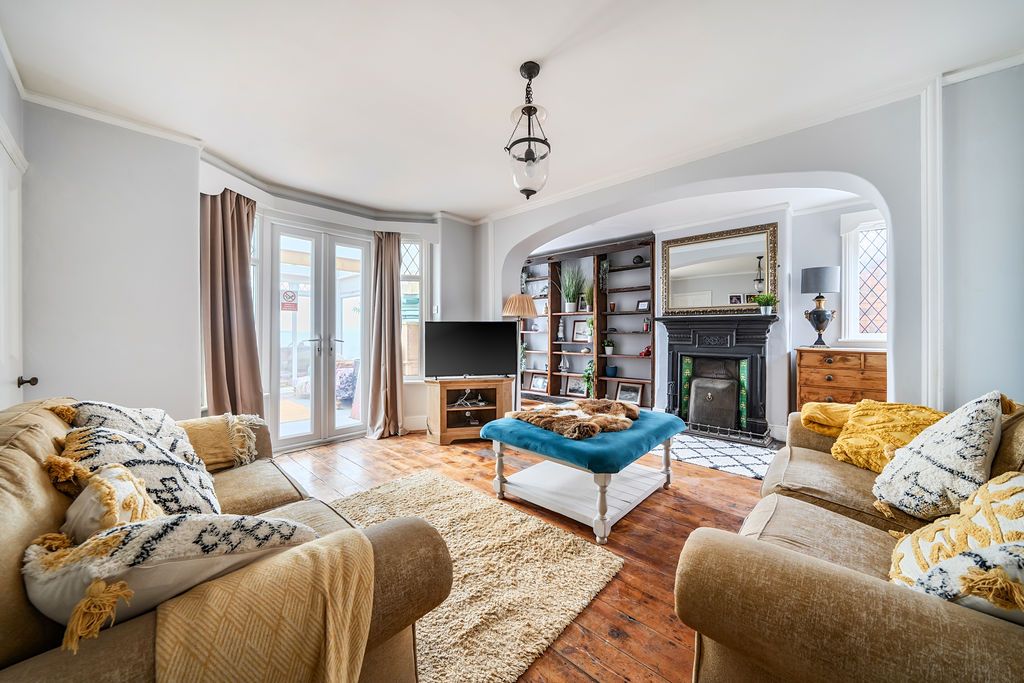 Property photo 3 of 23 Lounge