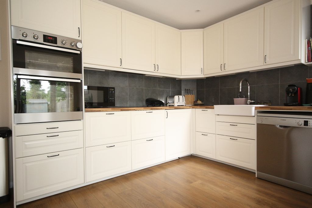 Property photo 3 of 14 Kitchen
