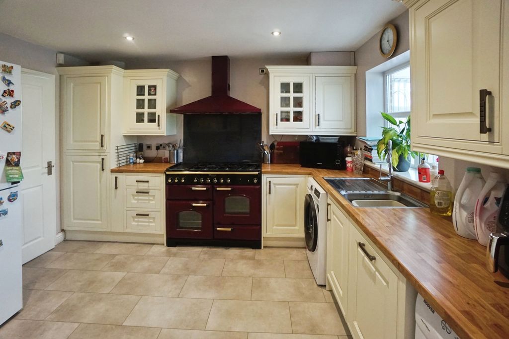 Property photo 2 of 19 Kitchen