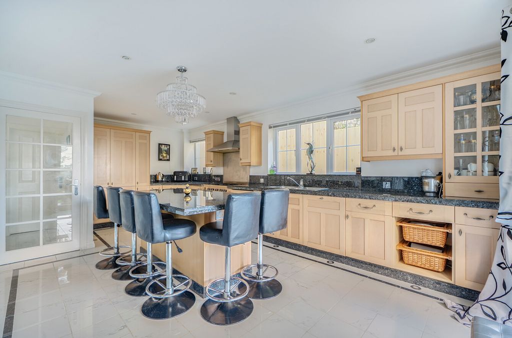 Property photo 2 of 25 1394515-1-6945538...