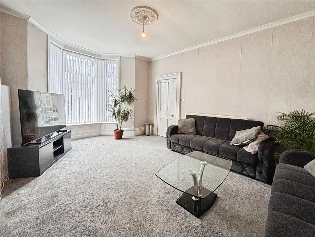 Property photo 2 of 19 Lounge