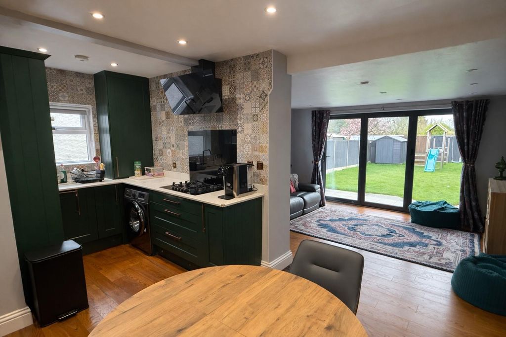 Property photo 2 of 11 Kitchen/Dining Area