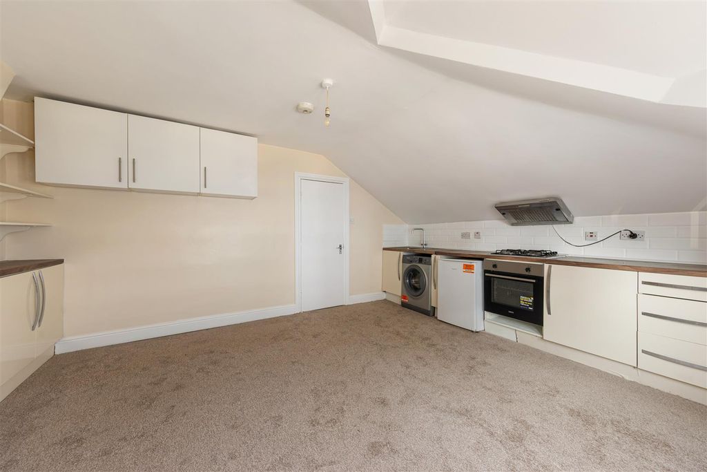 Property photo 3 of 20 Romford Road, E7