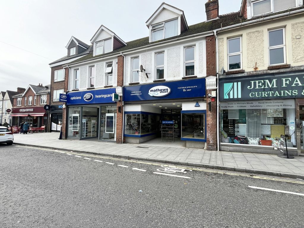 Property photo 1 of 4 18 Station Road New Milton3 E.Jpg