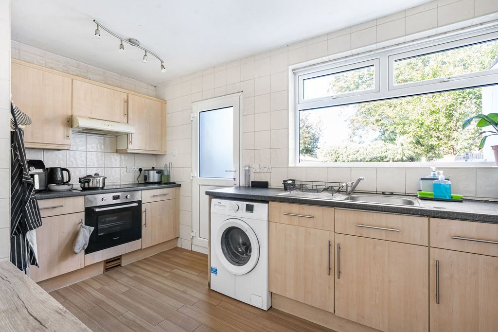 Property photo 3 of 11 Kitchen