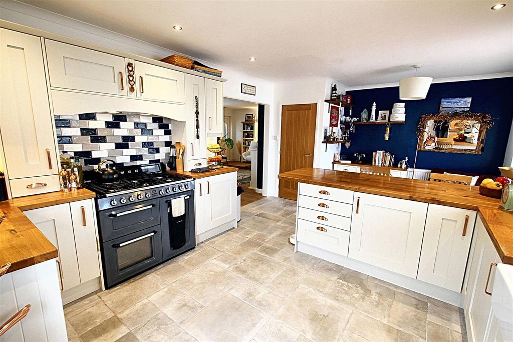 Property photo 3 of 36 Kitchen/Diner