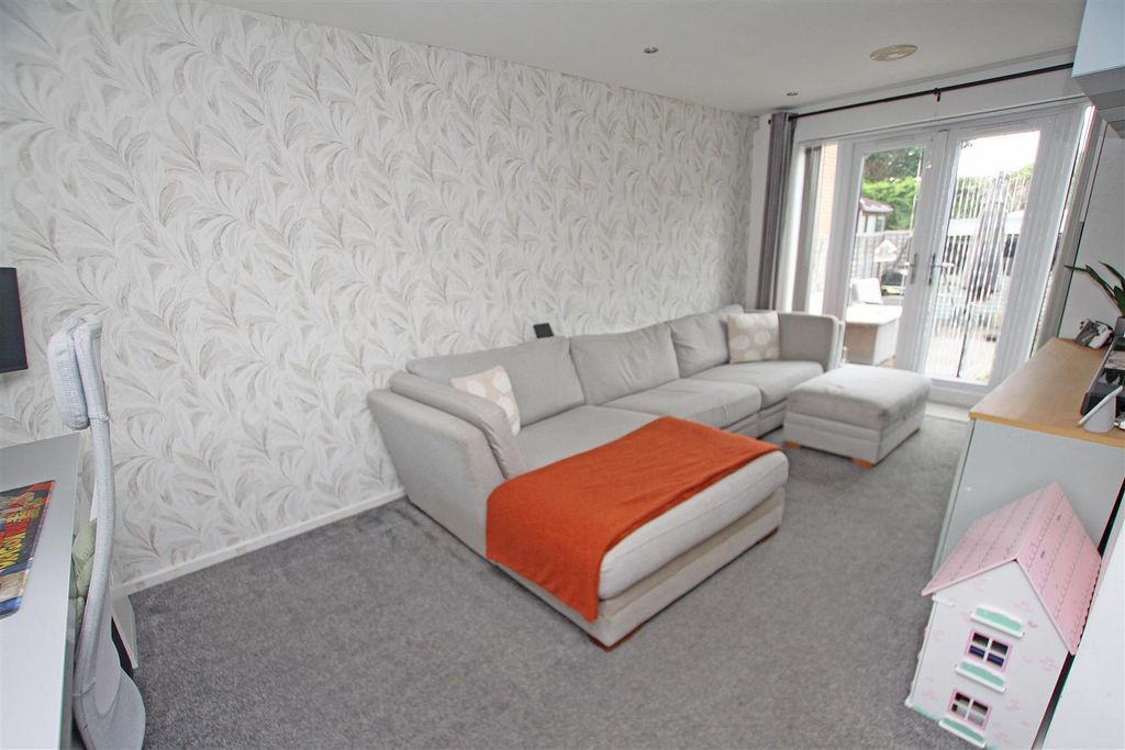 Property photo 3 of 16 Living B.Jpg