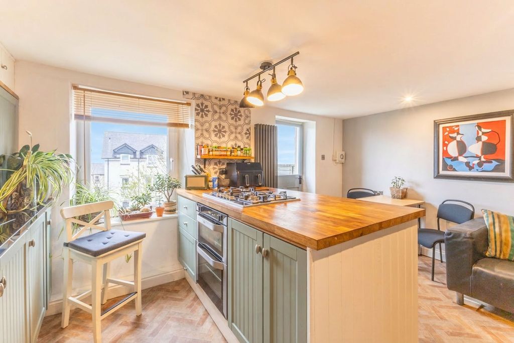 Property photo 3 of 27