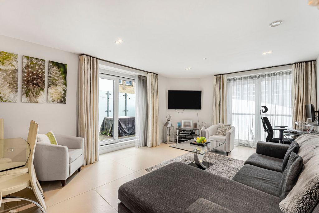 Property photo 2 of 17 Reception/Kitchen