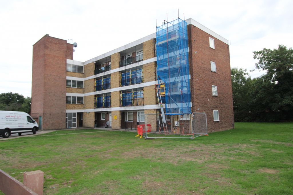 Property photo 1 of 14 Three Bedrooms Ground Floor Flat In Northolt
