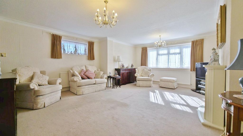 Property photo 2 of 20 Lounge